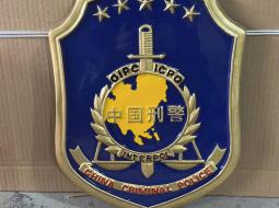 公安警徽的表面烫金工艺